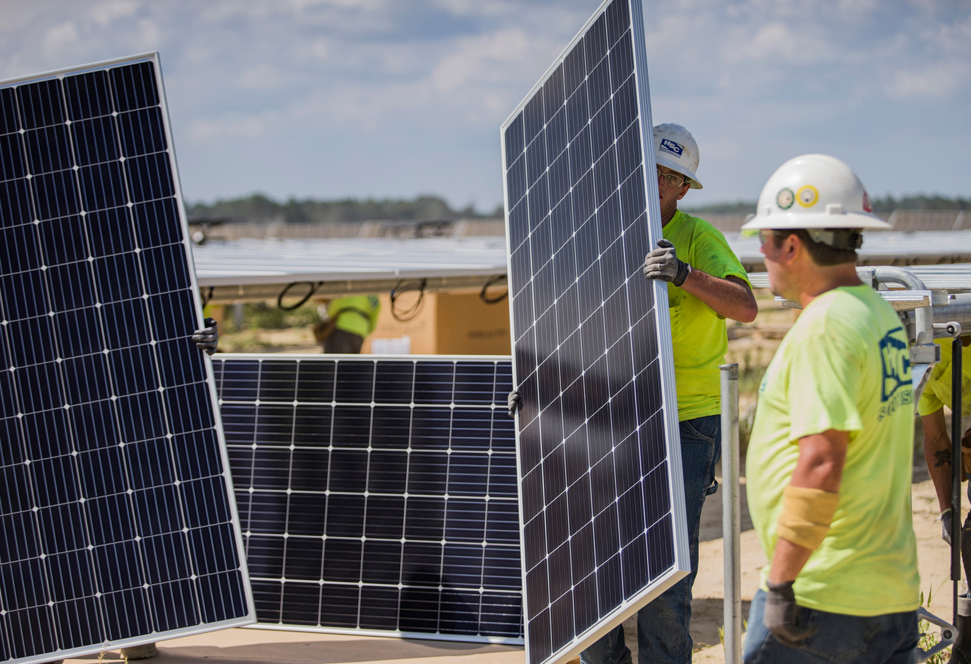 Solar-Panel-Construction-Employees-I